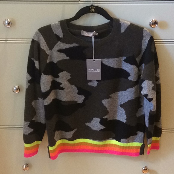 Brodie fine cashmere Camo sweater with color trim
